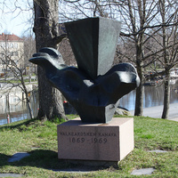 Памятник в парке