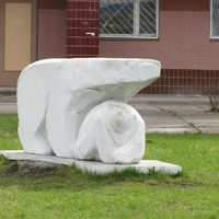 Скульптура около Полярной Академии, белые медведи