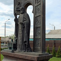 Памятник преподобному Серафиму Саровскому на территории храма Серафима Саровского