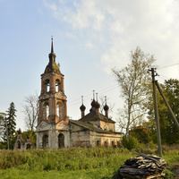 Церковь в честь Св. Троицы с приделами Иоанна Предтечи и преподобного Сергия в селе Красное-Сумароковых.
