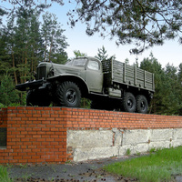 Памятник водителю-воину на окраине села  Ржавец