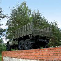 Памятник водителю-воину на окраине села  Ржавец