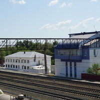 Здания ржд станции Никель с высоты пешеходного моста.