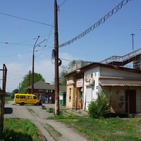 Пешеходный мост и здание магазина.