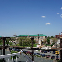 Здание управления Никелькомбината и прилегающая территория.