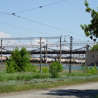 Вид на пешеходный мост издалека.