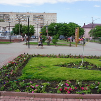 Перед универмагом.