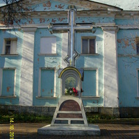 Памятный крест на месте старого Покровского кладбища в городе
