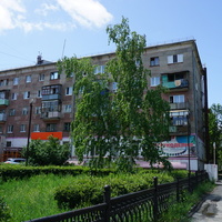 На улице Московской.