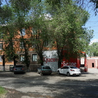 На улице Московской.