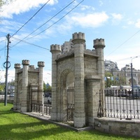 Готические ворота-башни у метро Черная речка