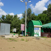 При пляже торговая палатка.