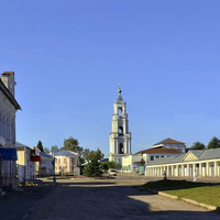 Площадь Свободы в Нерехте (торговые ряды ; аптека ; колокольня Казанского собора).