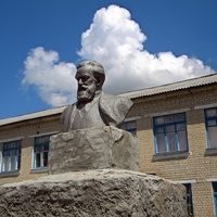 Здание средней школы в селе Подсереднее