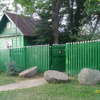 У дома старца Николая Гурьянова