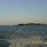 Талабские острова: слева Верхний (или остров Белова), справа - Талабск (или остров им. Залита)