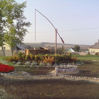 Памятник колодцу в центре села