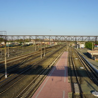 Вид на перон с пешеходного моста.