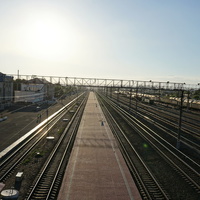 Вид на перон с пешеходного моста.