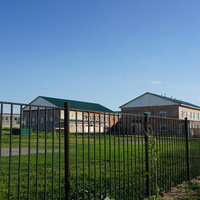 Территория и стадион средней школы.