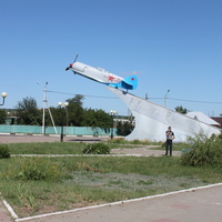 Уразово. Памятник в честь Ивана Кожедуба.
