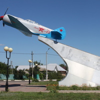 Уразово. Памятник в честь Ивана Кожедуба.
