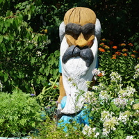 Деревяная игрушка в клумбе