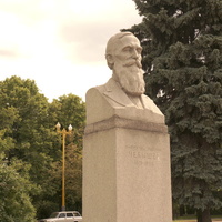 Памятник математику Пафнутию Львовичу Чебышёву