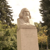 Памятник химику Дмитрию Ивановичу Менделееву