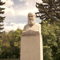 Памятник отцу русской авиации Николаю Егоровичу Жуковскому