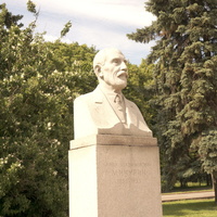 Памятник биологу Ивану Владимировичу Мичурину