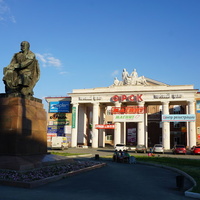 На площади Шевченко.