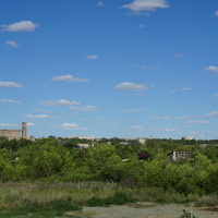 Вид на кирпичный посёлок с насыпной дамбы.