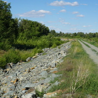 Насыпная дамба....для защиты от паводков...