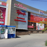 На улице Мира.