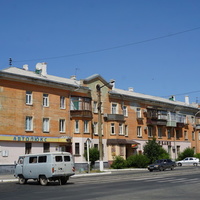 На улице Мира.