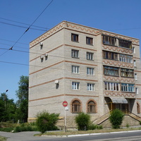 На улице Мира.