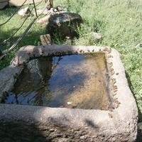 Древнее каменное корыто, хозяева наливают в него каждое утро свежую воду для пчел.