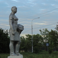 Скульптура на въезде в село