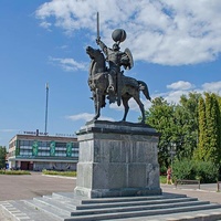 Новгород-Северский. Памятник князю Игорю.