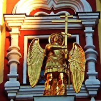 Михаил Архангел - статуя на Иверской часовне у Воскресенских ворот Китай-города в Москве.