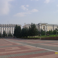 Здание Народного Хурала и администрации Президента Бурятии (слева) и управления ФСБ (справа)