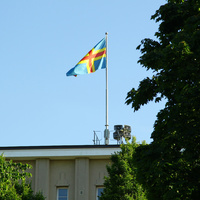 Флаг Аландских островов на здании мэрии