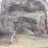 Скала с петроглифами бронзового века близ заимки Алга (в 4-х км восточнее с. Душелан)