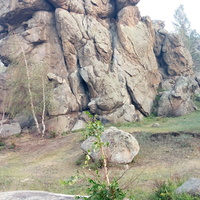 Скала с петроглифами бронзового века близ заимки Алга (в 4-х км восточнее с. Душелан)