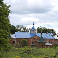 Осовец. Церковь Покрова Пресвятой Богородицы и неизвестная часовня (на переднем плане)