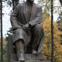 Музей-заповедник Горки Ленинские, памятник был открыт в год 50-летия Революции 2 ноября 1967 года в Тайницком саду Московского Кремля