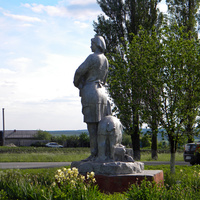 Скульптура в поселке Троицкий