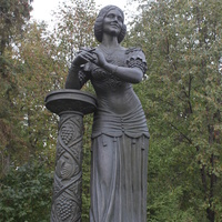 Винниково. Памятник Н.В. Плевицкой на территории средней школы.