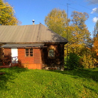 Дом с пятистенком осенью